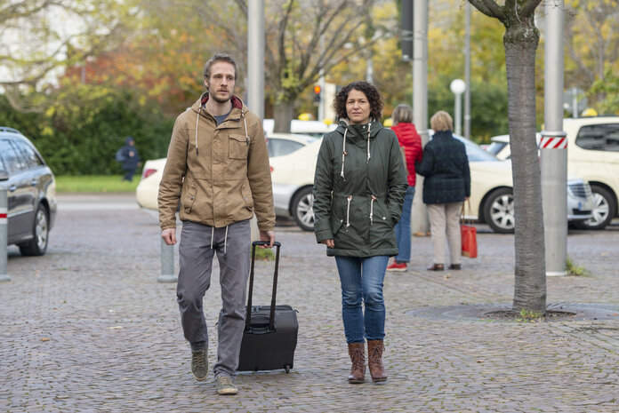 Paar auf dem Weg vom Taxi in die Klinik.