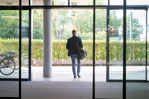 Mann verlässt Krankenhaus.