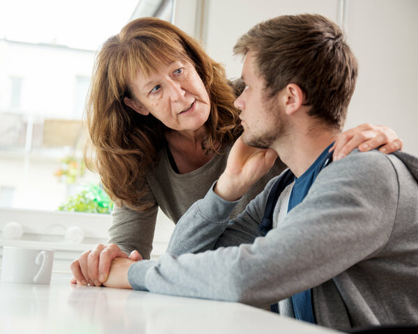 Mutter tröstet krebskranken Sohn