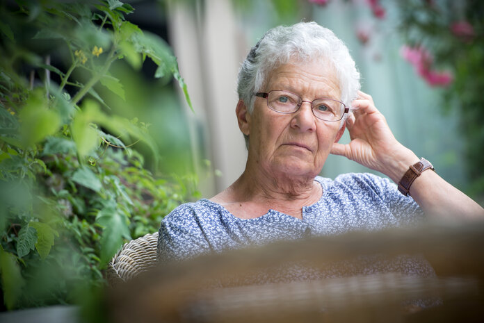 Frau schaut nachdenklich.