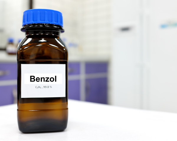 Chemikalien-Flasche mit einem Etikett, das mit "Benzol" und der Summenformel von Benzol beschriftet ist