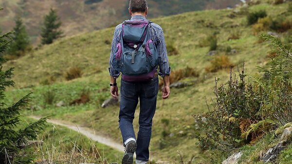 Ein Mann mit Rucksack wandert in den Bergen.