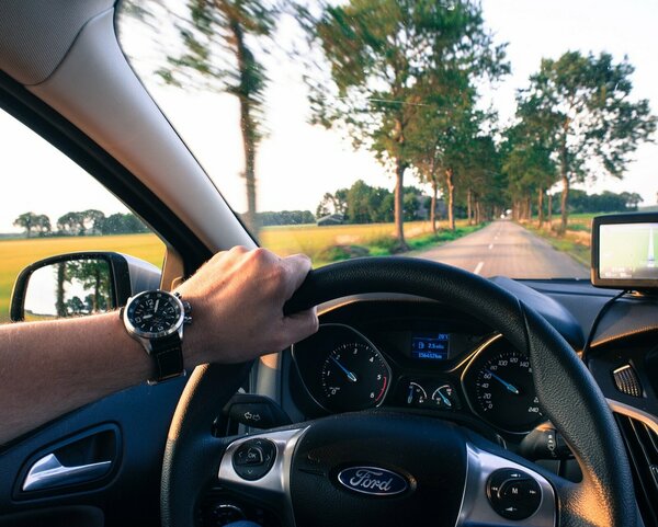 Blick aus einem Auto auf die Straße