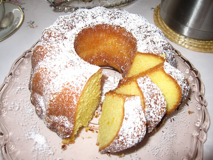 Angeschnittener Rührkuchen mit Puderzucker bestäubt.