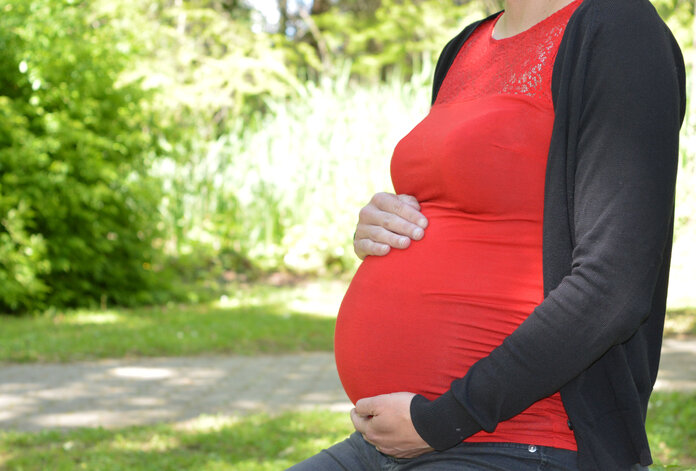 Bauch einer schwangeren Frau