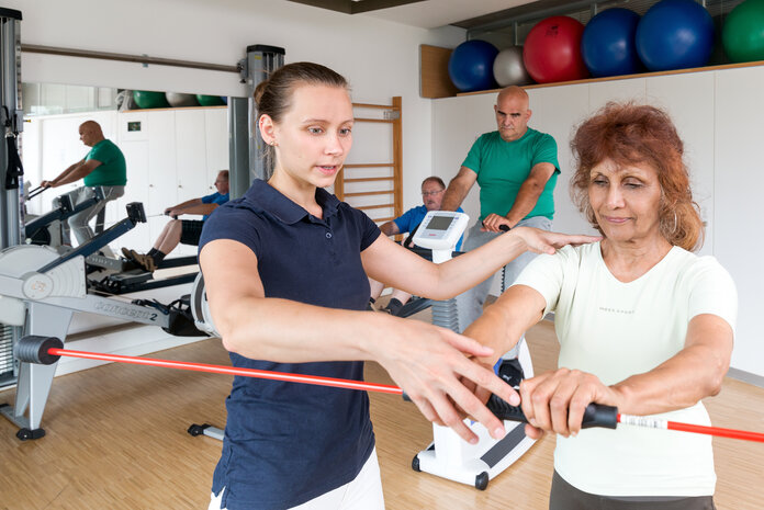 Patientin trainiert mit einer Physiotherapeutin.