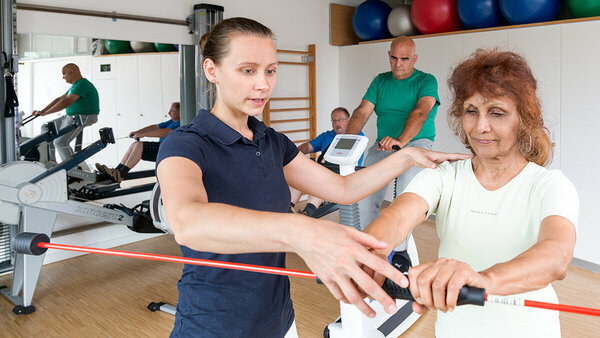 Krebspatientin trainiert unter Anleitung einer Physiotherapeutin ihre Beweglichkeit und Kraft.