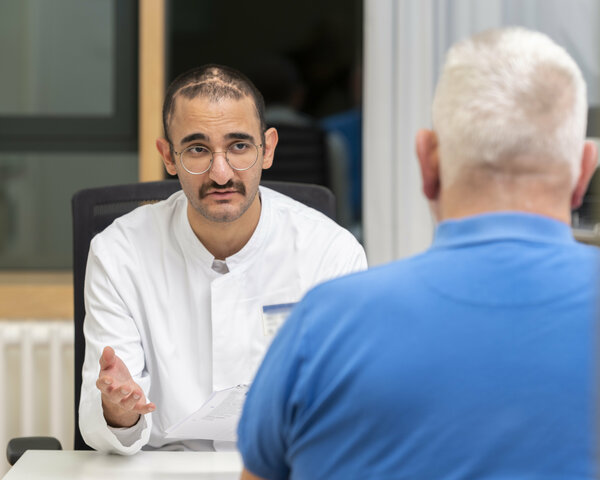 Ein Arzt erklärt einem Patienten etwas.