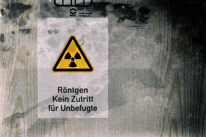 Warnschild und Text "Röntgen: Kein Zutritt für Unbefugte"