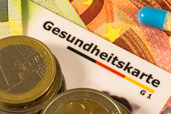 Gesundheitskarte und Geld als Symbole für Zuzahlungen in der gesetzlichen Krankenversicherung